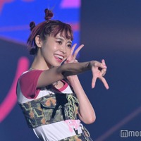 TikTokで話題・FRUITS ZIPPER仲川瑠夏、個性派ヘア&コーデで登場 ギャルピースも披露<IDOL RUNWAY COLLECTION Supported by TGC> 画像