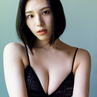 元乃木坂46相楽伊織、美谷間くっきりランジェリー姿 大人の表情にドキッ 画像
