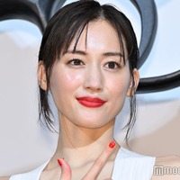 綾瀬はるか、美背中際立つドレス姿で登場 監督から役作り絶賛「綾瀬はるかにしかできないこと」<リボルバー・リリー> 画像