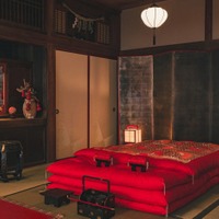和装体験もできる!千葉の古民家宿「るうふ 遊之家」映画セット風の艶やか空間で撮影会&檜風呂やサウナも 画像