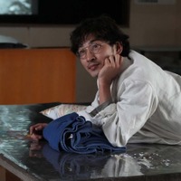 上杉柊平、大人の色香まとう初の教師役好演「悩みました」場面&メイキング写真公開<夜が明けたら、いちばんに君に会いにいく> 画像