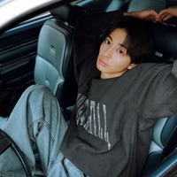 高杉真宙、昼のドライブデートで“貴重なオフの表情” 過酷ロケでもクールに着こなす 画像