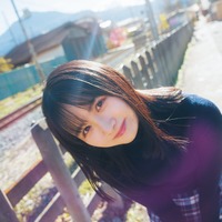 日向坂46上村ひなの、彼女感あふれる秋私服&制服姿披露 1stソロ写真集先行カット第6弾解禁<そのままで> 画像