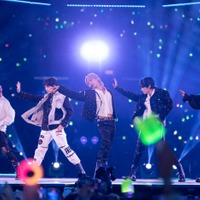 WayV「KCON LA」開幕から登場で上品かつ妖艶な色気放出 テン&ヤンヤンはペアでファンと交流<「KCON LA」2023 DAY1> 画像