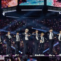 ZEROBASEONE、初LAステージに黄色い歓声止まらず 9人全員“エンディング妖精”実現<「KCON LA」2023 DAY2> 画像