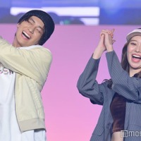 田鍋梨々花&山下幸輝、仲良く決めポーズ「最高の教師」生徒役ペアランウェイに黄色い歓声<Seventeen夏の学園祭2023> 画像
