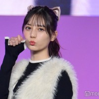 日向坂46小坂菜緒、ミニ丈ボトムスで美脚輝く “猫ポーズ”で会場虜に<Seventeen夏の学園祭2023> 画像