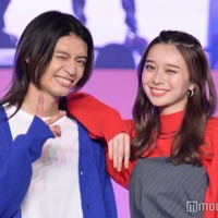 田鍋梨々花&杢代和人、肩寄せ・キュートなウインクで沸かせる ド派手カラーコーデで仲良しランウェイ<Seventeen夏の学園祭2023> 画像