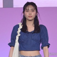 秋田汐梨、美ウエスト披露 ブルーコーデが爽やか<Seventeen 夏の学園祭2023> 画像