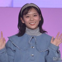 永瀬莉子、ミニ丈ボトムスで美脚披露<Seventeen 夏の学園祭2023> 画像