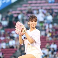 AAA宇野実彩子、ショーパンで美脚披露 5年ぶり始球式で2バウンド投球 画像