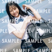 日向坂46上村ひなの、海辺での“最強にキラキラした”制服姿 特典ポストカード第1弾先行公開<そのままで> 画像