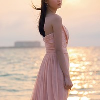 乃木坂46遠藤さくら、色っぽさ漂う“さくら色”ドレス披露 1st写真集先行カット第7弾解禁<可憐> 画像