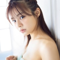 NGT48本間日陽、チューブトップ水着で美バスト輝く 画像