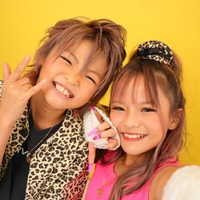 “egg”小学生版「KOGYARU」初の小学生ギャルカップルが表紙 微笑ましいカップルショット 画像