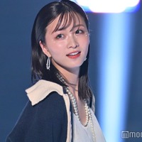 岡崎紗絵、カーディガン着崩し美肩チラ見せ 目元ストーン煌めく<TGC2023A/W> 画像