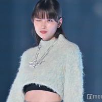 「最高の教師」で話題・茅島みずき、ほっそりウエストのぞかせる クールにウインク<TGC2023A/W> 画像
