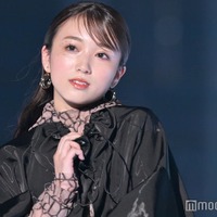 矢吹奈子、シースルータイツ姿が色っぽい ブラックコーデで印象ガラリ<TGC2023A/W> 画像