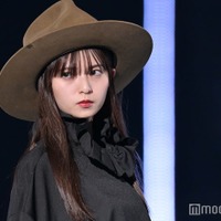 齋藤飛鳥、ブラックワンピから美脚チラリ つば広ハットで小顔際立つ<TGC2023A/W> 画像
