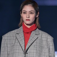 Happiness解散控える楓、赤ニット着こなし クールな表情で魅せる<TGC2023A/W> 画像
