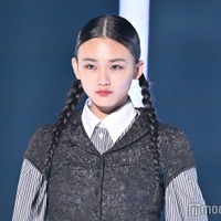 櫻坂46山崎天、おさげヘアが可愛い 個性光るシックコーデ<TGC2023A/W> 画像
