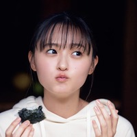 乃木坂46遠藤さくら、自作おにぎり“もぐもぐ”ほおばる 1st写真集先行カット第9弾解禁<可憐> 画像