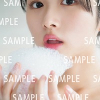 日向坂46上村ひなの、泡風呂カット解禁 お茶目な特典ポストカード第4弾先行公開<そのままで> 画像