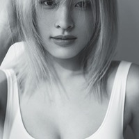 “朝倉未来発掘の美女”で話題・美月、水着姿解禁の初写真集 イベントも開催<lxxe myself> 画像