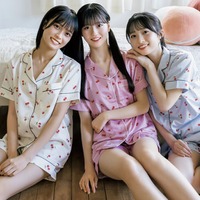 AKB48秋山由奈&新井彩永&八木愛月、美脚際立つお揃いパジャマ姿で集結<独占カットあり> 画像