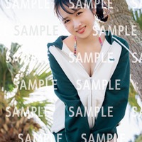 日向坂46上村ひなの、水着&パーカー“海デート”カット解禁 特典ポストカード第5弾先行公開<そのままで> 画像