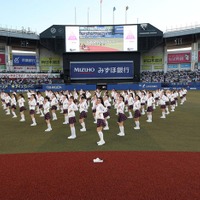 「日プガールズ」練習生、球場で迫力パフォーマンス 櫻井美羽が始球式務める 画像