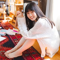 STU48尾崎世里花、部屋着姿で美脚チラリ 画像