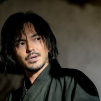 「VIVANT」ベキ(役所広司)、ノコル(二宮和也)との出会い・アディエル&ジャミーンとの関係性…壮絶過去発覚で「胸が痛い」「涙腺崩壊」の声 画像