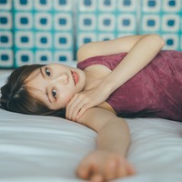 声優・青山なぎさ、ノースリーブで透明素肌輝く 画像