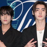 ENHYPEN・JAKE&SUNGHOON、ブラックスーツでティファニー表参道降臨 多彩にポージング 画像