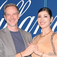 アンミカ、夫のエスコート&手繋ぎでラブラブっぷり披露<ティファニー表参道オープニングイベント> 画像