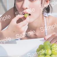 乃木坂46遠藤さくら、水着姿でマスカット頬張る 封入ポストカード第1弾公開<可憐> 画像