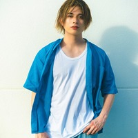 砂川脩弥、爽やかシャツでアンニュイな表情 画像