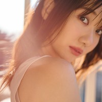 AKB48柏木由紀、ドラマティックな表情・大胆美脚披露も 初スタイルブック先行カット第2弾解禁<いくつになったって、アイドル> 画像
