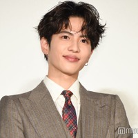 志尊淳、オフ感溢れる“おやすみショット”にファン悶絶「彼女目線」「眠れない」の声 画像
