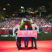安藤サクラ&Hey! Say! JUMP山田涼介、大阪“凱旋”でファン1000人熱狂「超大変だった」撮影明かす<BAD LANDS バッド・ランズ> 画像