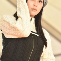 三原羽衣、目元ストーン×囲み目の奇抜メイク姿が新鮮 クールなへそ出しファッション<OKINAWA COLLECTION 2023> 画像