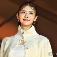 鈴木ゆうか、センター分け×金箔ヘアが新鮮 華やかな雰囲気まとう<OKINAWA COLLECTION 2023> 画像