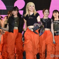 Girls2、初沖縄ステージで笑顔弾ける ミニ丈トップスから美腹筋チラリ<OKINAWA COLLECTION 2023> 画像