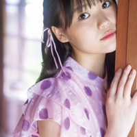 Juice=Juice工藤由愛、美バストチラリで麗し度アップ 雨も味方に「大人に近づく私をサポートしてくれた」<多幸感(2)〜タコカン(2)〜> 画像