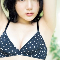 AKB48田口愛佳、大人なグラビアで美バスト堂々披露 画像