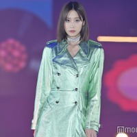 高橋ひかる、グリーンメタリック×ラメの奇抜コーデ 美脚シルエット輝く<GirlsAward 2023 A/W> 画像