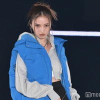 せいら、ミニ丈衣装で抜群スタイル際立つ サングラス外しにドキッ<GirlsAward 2023 A/W> 画像