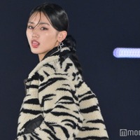 櫻坂46山崎天、ウエスト&美脚チラリ クールな眼差しとのギャップで魅了<GirlsAward 2023 A/W> 画像