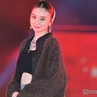 「最高の教師」出演で話題・田鍋梨々花、美ウエストちらり 韓国風“カチモリ”ヘアでクールに<GirlsAward 2023 A/W> 画像